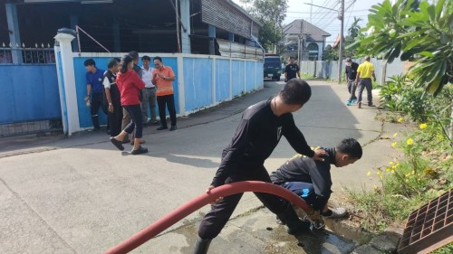 เทศบาลนครแม่สอด ดำเนินการฉีดล้างทำความสะอาดท่อระบายน้ำชุมชนร่วมใจ