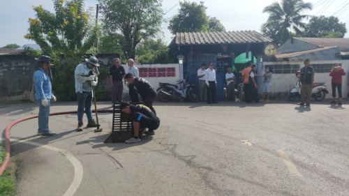 เทศบาลนครแม่สอด ดำเนินการฉีดล้างทำความสะอาดท่อระบายน้ำชุมชนร่วมใจ