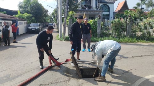 เทศบาลนครแม่สอด ดำเนินการฉีดล้างทำความสะอาดท่อระบายน้ำชุมชนร่วมใจ