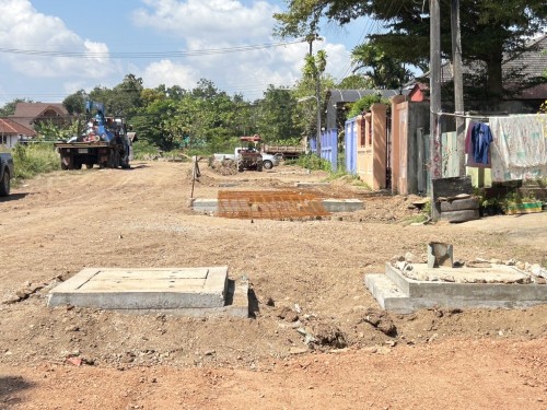 ทน.แม่สอด ลงพื้นที่ติดตามความคืบหน้าโครงการก่อสร้างถนนคอนกรีตเสริมเหล็ก พร้อมวางท่อระบายน้ำ และการก่อสร้างรางระบายน้ำ 