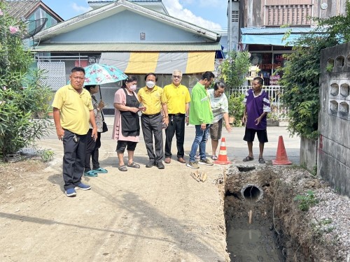 ทน.แม่สอด ลงพื้นที่ติดตามความคืบหน้าโครงการก่อสร้างถนนคอนกรีตเสริมเหล็ก พร้อมวางท่อระบายน้ำ และการก่อสร้างรางระบายน้ำ 