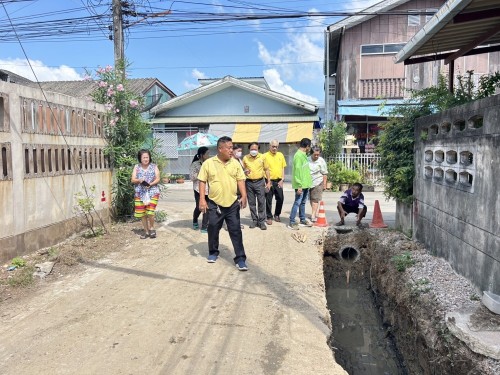 ทน.แม่สอด ลงพื้นที่ติดตามความคืบหน้าโครงการก่อสร้างถนนคอนกรีตเสริมเหล็ก พร้อมวางท่อระบายน้ำ และการก่อสร้างรางระบายน้ำ 