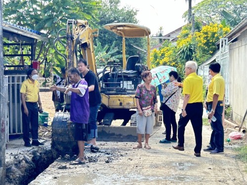 ทน.แม่สอด ลงพื้นที่ติดตามความคืบหน้าโครงการก่อสร้างถนนคอนกรีตเสริมเหล็ก พร้อมวางท่อระบายน้ำ และการก่อสร้างรางระบายน้ำ 