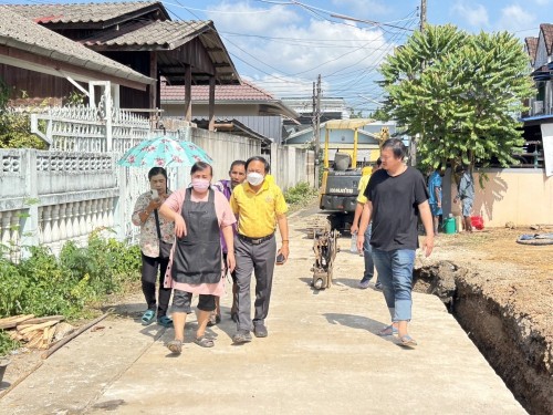 ทน.แม่สอด ลงพื้นที่ติดตามความคืบหน้าโครงการก่อสร้างถนนคอนกรีตเสริมเหล็ก พร้อมวางท่อระบายน้ำ และการก่อสร้างรางระบายน้ำ 
