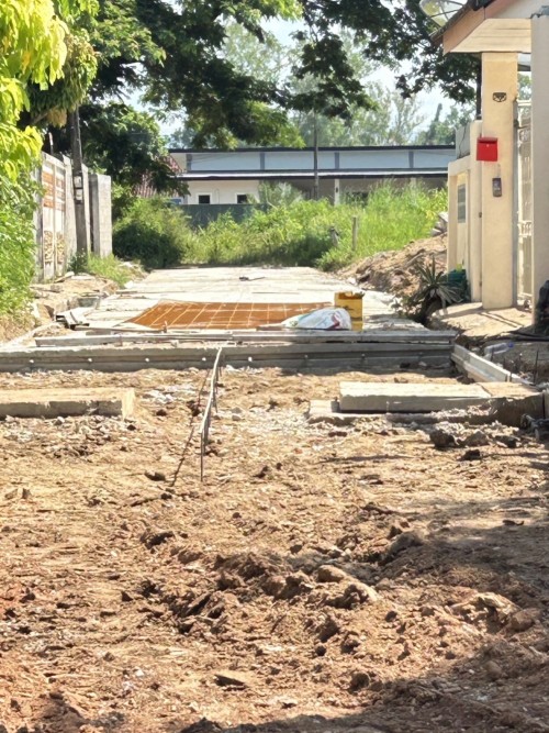 ทน.แม่สอด ลงพื้นที่ติดตามความคืบหน้าโครงการก่อสร้างถนนคอนกรีตเสริมเหล็ก พร้อมวางท่อระบายน้ำ และการก่อสร้างรางระบายน้ำ 