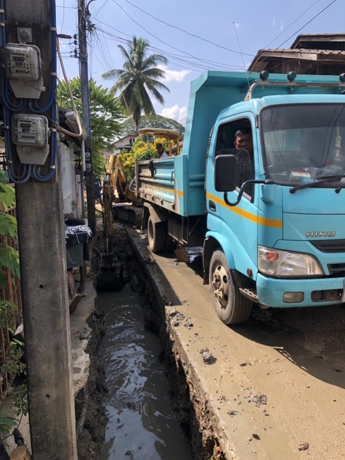 ทน.แม่สอด ลงพื้นที่ติดตามความคืบหน้าโครงการก่อสร้างถนนคอนกรีตเสริมเหล็ก พร้อมวางท่อระบายน้ำ และการก่อสร้างรางระบายน้ำ 