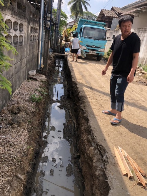 ทน.แม่สอด ลงพื้นที่ติดตามความคืบหน้าโครงการก่อสร้างถนนคอนกรีตเสริมเหล็ก พร้อมวางท่อระบายน้ำ และการก่อสร้างรางระบายน้ำ 