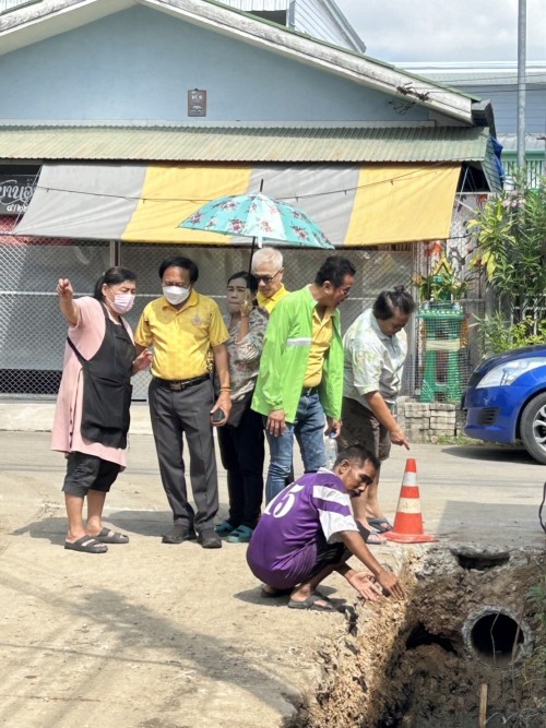 ทน.แม่สอด ลงพื้นที่ติดตามความคืบหน้าโครงการก่อสร้างถนนคอนกรีตเสริมเหล็ก พร้อมวางท่อระบายน้ำ และการก่อสร้างรางระบายน้ำ 