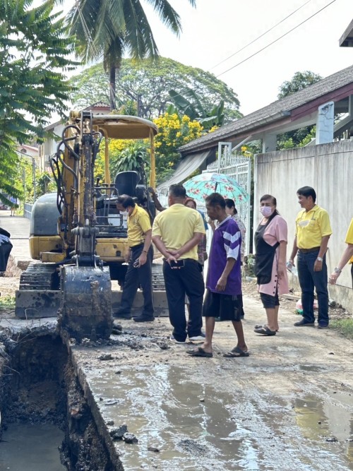 ทน.แม่สอด ลงพื้นที่ติดตามความคืบหน้าโครงการก่อสร้างถนนคอนกรีตเสริมเหล็ก พร้อมวางท่อระบายน้ำ และการก่อสร้างรางระบายน้ำ 