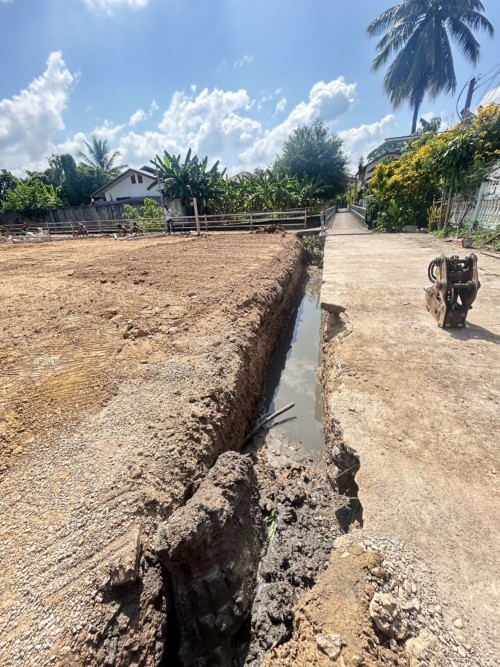 ทน.แม่สอด ลงพื้นที่ติดตามความคืบหน้าโครงการก่อสร้างถนนคอนกรีตเสริมเหล็ก พร้อมวางท่อระบายน้ำ และการก่อสร้างรางระบายน้ำ 