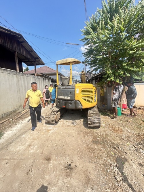 ทน.แม่สอด ลงพื้นที่ติดตามความคืบหน้าโครงการก่อสร้างถนนคอนกรีตเสริมเหล็ก พร้อมวางท่อระบายน้ำ และการก่อสร้างรางระบายน้ำ 