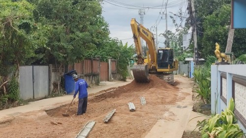 ทน.แม่สอด ลงพื้นที่ติดตามความคืบหน้าโครงการก่อสร้างถนนคอนกรีตเสริมเหล็กและโครงการก่อสร้างวางท่อระบายน้ำ