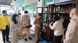 ทน.แม่สอดมอบเงินช่วยเหลือผู้ประสบสภาวะยากลำบากจากสถานการณ์โควิด-19 