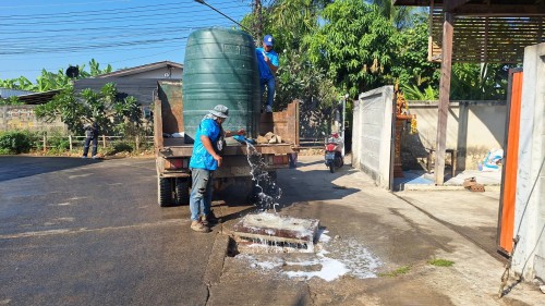 เทศบาลนครแม่สอด ลงพื้นที่ดำเนินการฉีดล้างทำความสะอาดท่อระบายน้ำชุมชนร่วมใจ