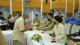 ทน.แม่สอดมอบเงินช่วยเหลือผู้ประสบสภาวะยากลำบากจากสถานการณ์โควิด-19 