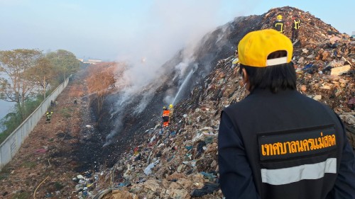 เทศบาลนครแม่สอด ลงพื้นที่ระงับเหตุเพลิงไหม้ บ่อขยะเทศบาลนครแม่สอด