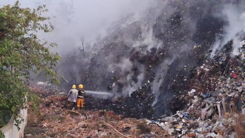 เทศบาลนครแม่สอด ลงพื้นที่ระงับเหตุเพลิงไหม้ บ่อขยะเทศบาลนครแม่สอด