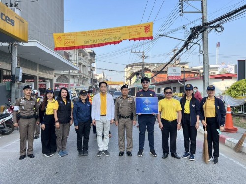 ทน.แม่สอด บูรณาการร่วมกับหน่วยงานในพื้นที่ร่วมกิจกรรมบริการสังคม ทาสีเส้นจราจร