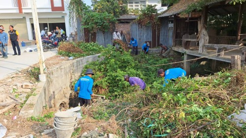 เทศบาลนครแม่สอด ลงพื้นที่บูรณะลำเหมืองสาธารณะลำห้วยแม่สอด