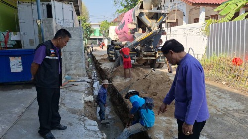 เทศบาลนครแม่สอด ลงพื้นที่ติดตามงานก่อสร้างรางระบายน้ำชุมชนบัวคูณและชุมชนประชารักษ์