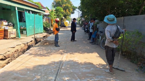 เทศบาลนครแม่สอด ลงพื้นที่ติดตามงานก่อสร้างรางระบายน้ำชุมชนบัวคูณและชุมชนประชารักษ์