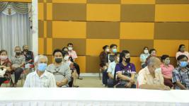 ทน.แม่สอดมอบเงินช่วยเหลือผู้ประสบสภาวะยากลำบากจากสถานการณ์โควิด-19 