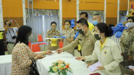 ทน.แม่สอดมอบเงินช่วยเหลือผู้ประสบสภาวะยากลำบากจากสถานการณ์โควิด-19 