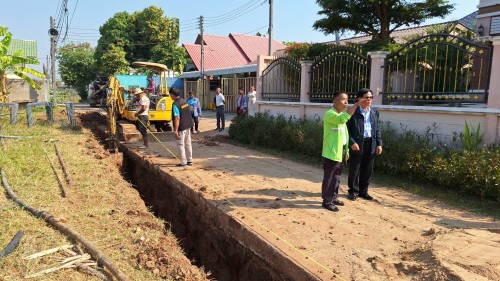 เทศบาลนครแม่สอด ลงพื้นที่ติดตามงานก่อสร้างรางระบายน้ำชุมชนสองแควสอง