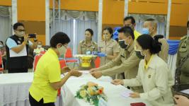 ทน.แม่สอดมอบเงินช่วยเหลือผู้ประสบสภาวะยากลำบากจากสถานการณ์โควิด-19 