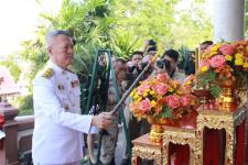 ดร.เทอดเกียรติ ชินสรนันท์ นายกเทศมนตรีนครแม่สอด เข้าร่วมพิธีวางพวงมาลา ในวันสมเด็จพระนเรศวรมหาราช