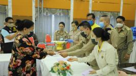 ทน.แม่สอดมอบเงินช่วยเหลือผู้ประสบสภาวะยากลำบากจากสถานการณ์โควิด-19 