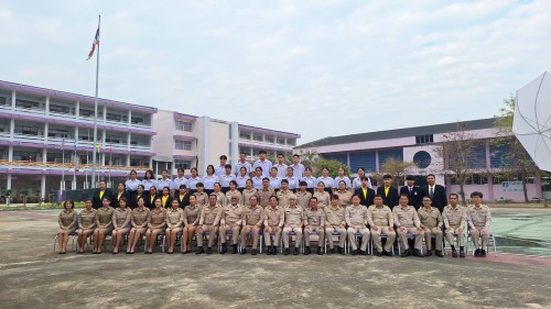 ทน.แม่สอด เข้าร่วมแสดงความยินดีและบันทึกภาพที่ระลึกร่วมกับคณะครูนักเรียนก่อนจบภาคเรียนมัธยมศึกษาปีที่ 6 โรงเรียนเทศบาลเฉลิมพระเกียรติสมเด็จพระเทพรัตนราชสุดาฯ สยามบรมราชกุมารี