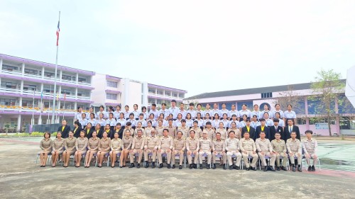 ทน.แม่สอด เข้าร่วมแสดงความยินดีและบันทึกภาพที่ระลึกร่วมกับคณะครูนักเรียนก่อนจบภาคเรียนมัธยมศึกษาปีที่ 6 โรงเรียนเทศบาลเฉลิมพระเกียรติสมเด็จพระเทพรัตนราชสุดาฯ สยามบรมราชกุมารี