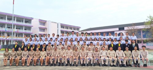 ทน.แม่สอด เข้าร่วมแสดงความยินดีและบันทึกภาพที่ระลึกร่วมกับคณะครูนักเรียนก่อนจบภาคเรียนมัธยมศึกษาปีที่ 6 โรงเรียนเทศบาลเฉลิมพระเกียรติสมเด็จพระเทพรัตนราชสุดาฯ สยามบรมราชกุมารี
