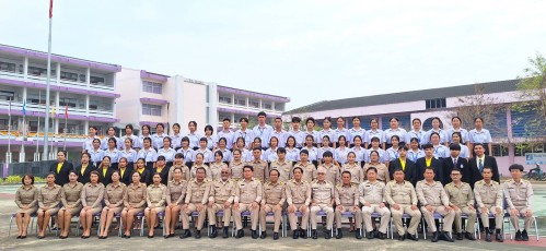 ทน.แม่สอด เข้าร่วมแสดงความยินดีและบันทึกภาพที่ระลึกร่วมกับคณะครูนักเรียนก่อนจบภาคเรียนมัธยมศึกษาปีที่ 6 โรงเรียนเทศบาลเฉลิมพระเกียรติสมเด็จพระเทพรัตนราชสุดาฯ สยามบรมราชกุมารี