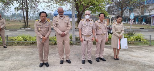 ทน.แม่สอด เข้าร่วมแสดงความยินดีและบันทึกภาพที่ระลึกร่วมกับคณะครูนักเรียนก่อนจบภาคเรียนมัธยมศึกษาปีที่ 6 โรงเรียนเทศบาลเฉลิมพระเกียรติสมเด็จพระเทพรัตนราชสุดาฯ สยามบรมราชกุมารี