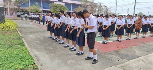 ทน.แม่สอด เข้าร่วมแสดงความยินดีและบันทึกภาพที่ระลึกร่วมกับคณะครูนักเรียนก่อนจบภาคเรียนมัธยมศึกษาปีที่ 6 โรงเรียนเทศบาลเฉลิมพระเกียรติสมเด็จพระเทพรัตนราชสุดาฯ สยามบรมราชกุมารี