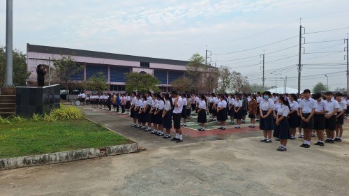 ทน.แม่สอด เข้าร่วมแสดงความยินดีและบันทึกภาพที่ระลึกร่วมกับคณะครูนักเรียนก่อนจบภาคเรียนมัธยมศึกษาปีที่ 6 โรงเรียนเทศบาลเฉลิมพระเกียรติสมเด็จพระเทพรัตนราชสุดาฯ สยามบรมราชกุมารี