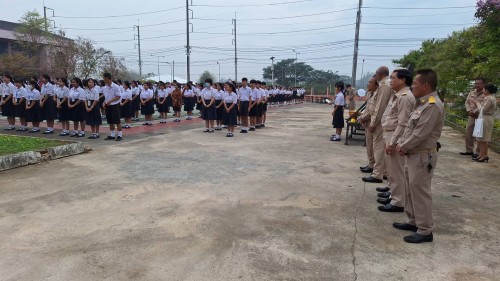 ทน.แม่สอด เข้าร่วมแสดงความยินดีและบันทึกภาพที่ระลึกร่วมกับคณะครูนักเรียนก่อนจบภาคเรียนมัธยมศึกษาปีที่ 6 โรงเรียนเทศบาลเฉลิมพระเกียรติสมเด็จพระเทพรัตนราชสุดาฯ สยามบรมราชกุมารี