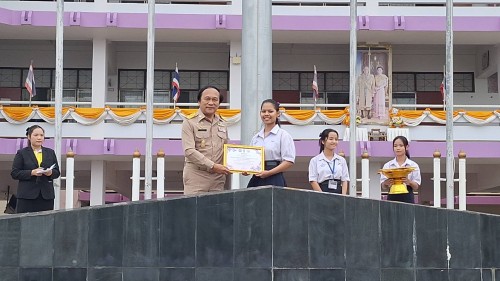 ทน.แม่สอด เข้าร่วมแสดงความยินดีและบันทึกภาพที่ระลึกร่วมกับคณะครูนักเรียนก่อนจบภาคเรียนมัธยมศึกษาปีที่ 6 โรงเรียนเทศบาลเฉลิมพระเกียรติสมเด็จพระเทพรัตนราชสุดาฯ สยามบรมราชกุมารี