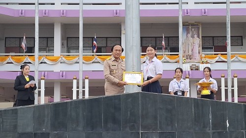 ทน.แม่สอด เข้าร่วมแสดงความยินดีและบันทึกภาพที่ระลึกร่วมกับคณะครูนักเรียนก่อนจบภาคเรียนมัธยมศึกษาปีที่ 6 โรงเรียนเทศบาลเฉลิมพระเกียรติสมเด็จพระเทพรัตนราชสุดาฯ สยามบรมราชกุมารี