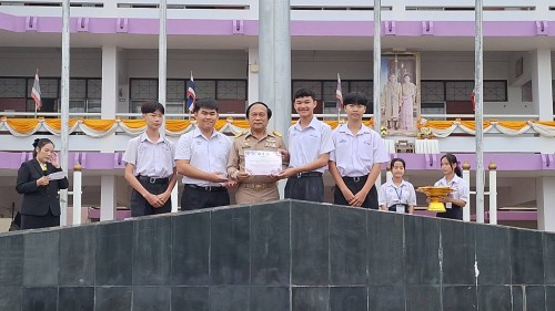 ทน.แม่สอด เข้าร่วมแสดงความยินดีและบันทึกภาพที่ระลึกร่วมกับคณะครูนักเรียนก่อนจบภาคเรียนมัธยมศึกษาปีที่ 6 โรงเรียนเทศบาลเฉลิมพระเกียรติสมเด็จพระเทพรัตนราชสุดาฯ สยามบรมราชกุมารี
