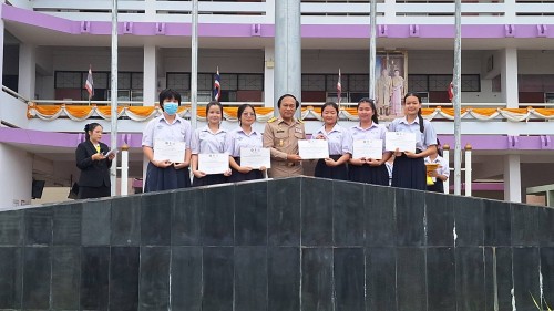 ทน.แม่สอด เข้าร่วมแสดงความยินดีและบันทึกภาพที่ระลึกร่วมกับคณะครูนักเรียนก่อนจบภาคเรียนมัธยมศึกษาปีที่ 6 โรงเรียนเทศบาลเฉลิมพระเกียรติสมเด็จพระเทพรัตนราชสุดาฯ สยามบรมราชกุมารี