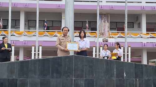 ทน.แม่สอด เข้าร่วมแสดงความยินดีและบันทึกภาพที่ระลึกร่วมกับคณะครูนักเรียนก่อนจบภาคเรียนมัธยมศึกษาปีที่ 6 โรงเรียนเทศบาลเฉลิมพระเกียรติสมเด็จพระเทพรัตนราชสุดาฯ สยามบรมราชกุมารี