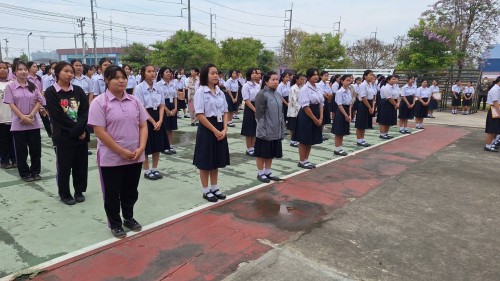 ทน.แม่สอด เข้าร่วมแสดงความยินดีและบันทึกภาพที่ระลึกร่วมกับคณะครูนักเรียนก่อนจบภาคเรียนมัธยมศึกษาปีที่ 6 โรงเรียนเทศบาลเฉลิมพระเกียรติสมเด็จพระเทพรัตนราชสุดาฯ สยามบรมราชกุมารี