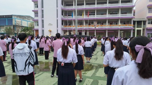 ทน.แม่สอด เข้าร่วมแสดงความยินดีและบันทึกภาพที่ระลึกร่วมกับคณะครูนักเรียนก่อนจบภาคเรียนมัธยมศึกษาปีที่ 6 โรงเรียนเทศบาลเฉลิมพระเกียรติสมเด็จพระเทพรัตนราชสุดาฯ สยามบรมราชกุมารี