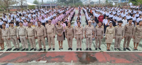 ทน.แม่สอด เข้าร่วมแสดงความยินดีและบันทึกภาพที่ระลึกร่วมกับคณะครูนักเรียนก่อนจบภาคเรียนมัธยมศึกษาปีที่ 6 โรงเรียนเทศบาลเฉลิมพระเกียรติสมเด็จพระเทพรัตนราชสุดาฯ สยามบรมราชกุมารี