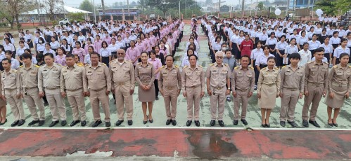 ทน.แม่สอด เข้าร่วมแสดงความยินดีและบันทึกภาพที่ระลึกร่วมกับคณะครูนักเรียนก่อนจบภาคเรียนมัธยมศึกษาปีที่ 6 โรงเรียนเทศบาลเฉลิมพระเกียรติสมเด็จพระเทพรัตนราชสุดาฯ สยามบรมราชกุมารี