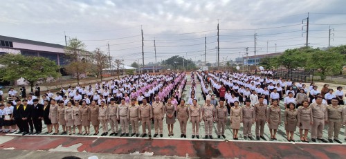 ทน.แม่สอด เข้าร่วมแสดงความยินดีและบันทึกภาพที่ระลึกร่วมกับคณะครูนักเรียนก่อนจบภาคเรียนมัธยมศึกษาปีที่ 6 โรงเรียนเทศบาลเฉลิมพระเกียรติสมเด็จพระเทพรัตนราชสุดาฯ สยามบรมราชกุมารี