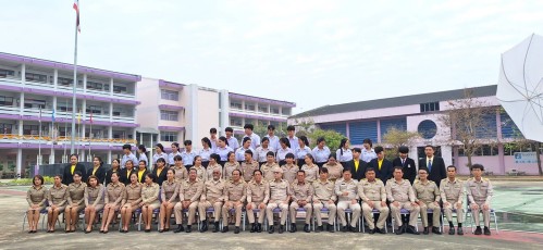 ทน.แม่สอด เข้าร่วมแสดงความยินดีและบันทึกภาพที่ระลึกร่วมกับคณะครูนักเรียนก่อนจบภาคเรียนมัธยมศึกษาปีที่ 6 โรงเรียนเทศบาลเฉลิมพระเกียรติสมเด็จพระเทพรัตนราชสุดาฯ สยามบรมราชกุมารี